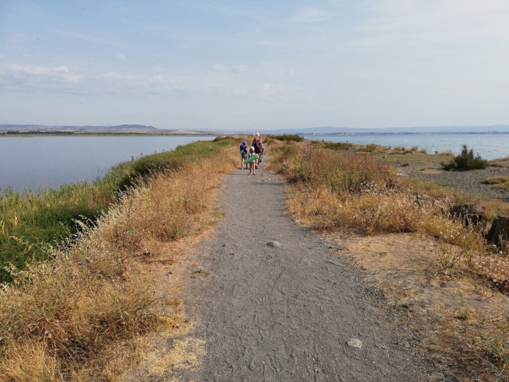 Косата между Поморийското езеро и Черно море — пътека с езерото вляво и морето вдясно