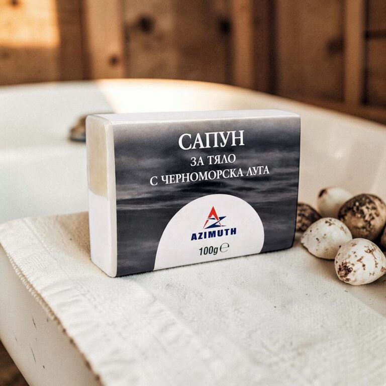 Сапун с черноморска луга върху ленена кърпа в старинна баня